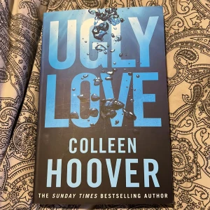 Ugly Love - Säljer boken 'Ugly Love' av Colleen Hoover. En gripande kärlekshistoria som bryter alla regler. Perfekt för dig som älskar romantik och drama. Boken är på engelska och har ett blått omslag med vattendroppar. Perfekt för en mysig läsning😍