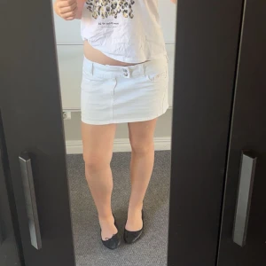 Vit kortkjol  - Snygg vit kortkjol! Skulle säga att kjolen passar storlek M😇 Kjolen är ganska stretchig!