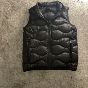 Peak Performance väst - Tja säljer en stilren marinblå Peak Performance väst. Storlek 150, skick riktigt bra som ny, nypris runt 1000kr. Hör av er vid minsta lilla fråga eller fundering:)