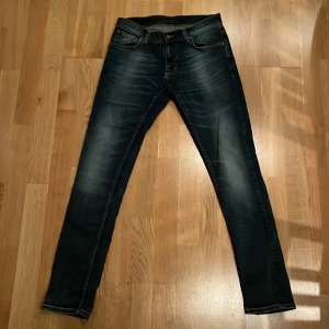 Nudie Jeans 30/32 - Snygga mörkblå jeans från Nudie Jeans i modell tight terry (slim)