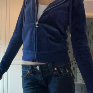 Juicy Couture Jacka Mörkblå - Jag säljer den här fina tröjan från Juicy Couture som jag köpt för ett tag sedan men den har bara fått legat i lådan.😊 Jag har använt den en gång så nu säljer jag den. Skriv till mig ifall någon mer information/bilder behövs 💗