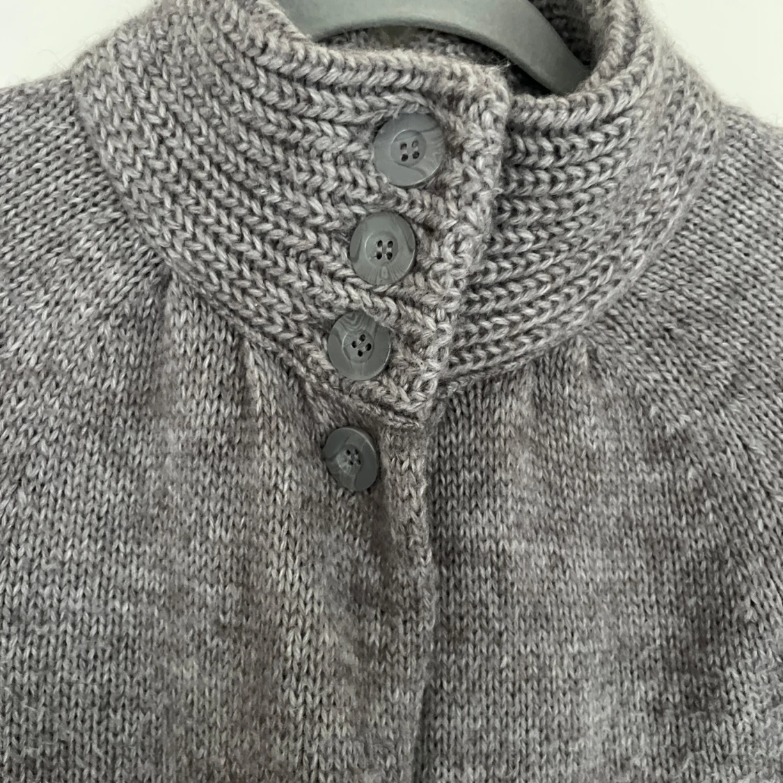 Grå stickad tröja från Lindex - 1