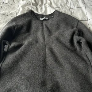 Grå stickad tröja från Marc O'Polo - Säljer en stilren grå stickad tröja från Marc O'Polo Denim. Tröjan har en klassisk rund halsringning och långa ärmar. Bra skick. Storlek S men passar även M. 