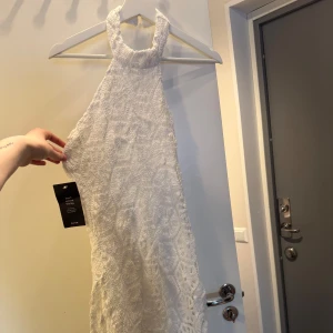 Offwhite virkad halterneck klänning - ALDRIG ANVÄND🤍 - Superfin virkad halterneckklänning. Miniklänning så kortare i modellen. Perfekt till studenten✨🤍  💖 Säljes i befintligt skick 💖 Köparen står för frakten