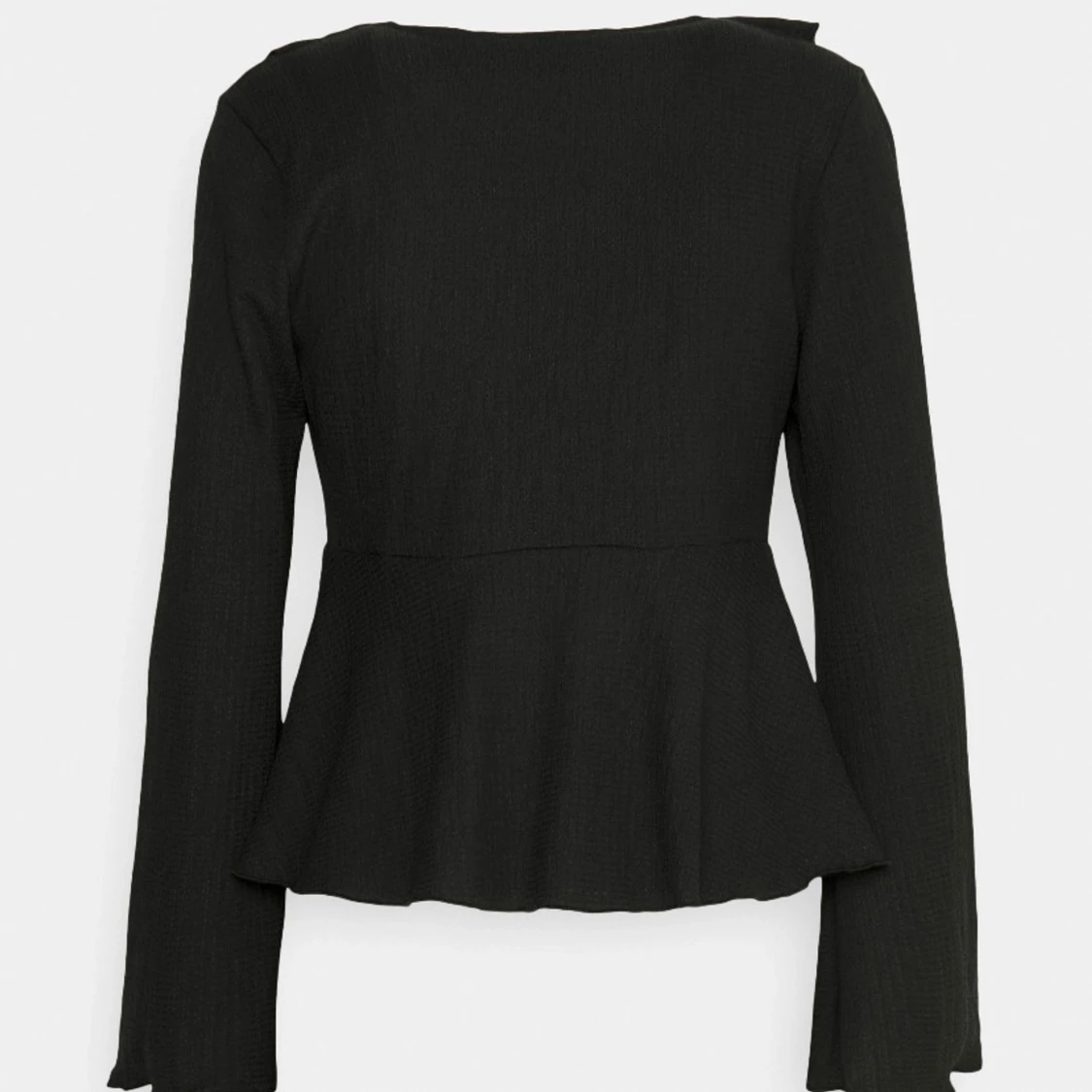 Svart blus med volangdetaljer - 1