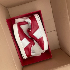 Valentino flycrews - Riktigt fina flycrews i färgen röd de är inprincip i nyskick och inga defekter eller spår på användning förutom lätt crease. Jag är jättegulliga och jag hade älskat de till min tjej(om hon ville ha mig😭) alla nitar finns kvar och box, dustbag samt extrasnören medföljer