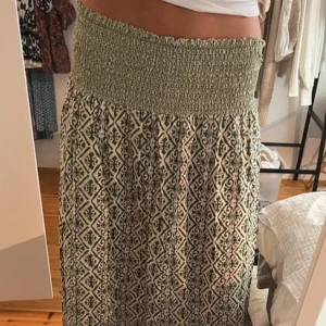 Långkjol Zara - Säljer en snygg långkjol med elastisk midja och ett trendigt geometriskt mönster i grönt och beige. Kjolen har en loose passform och är perfekt för en avslappnad stil. Passar bra till en enkel topp eller blus. Skriv till mig gällande fler frågor❤️❤️