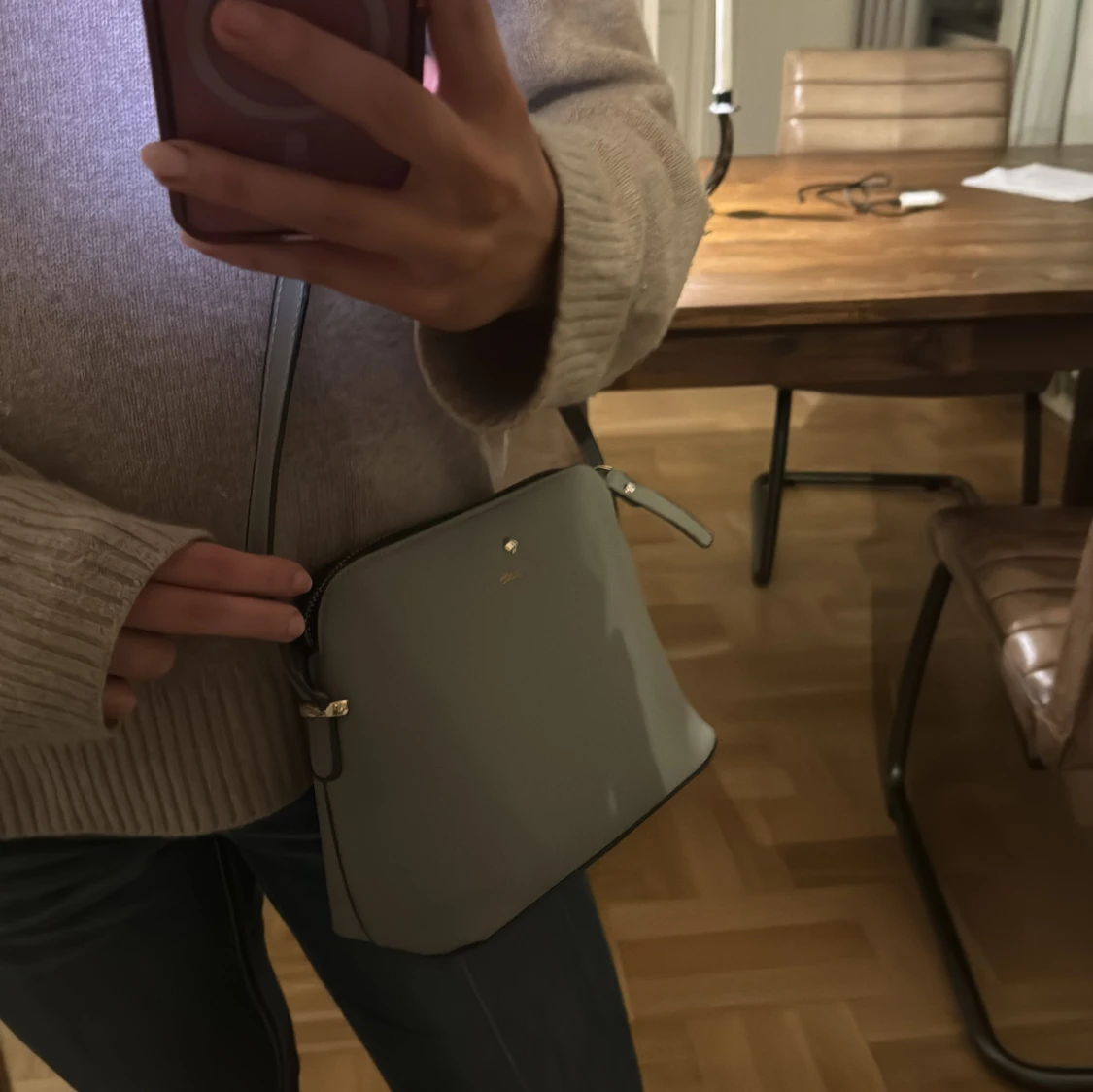 Grå axelväska från Kate Spade
