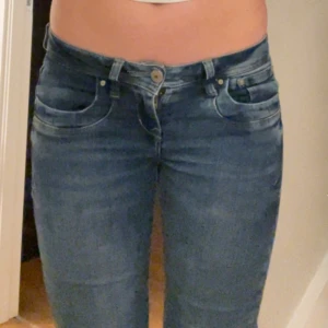 Ltb valerie jeans - Skitsnygga jeans som tyvärr blivit för korta, str 24/30. Dom är ifrån Ltb och modell valerie alltså lowwaist och bootcut 🫶🏽nyskick
