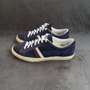 Moncler Sneaker Navy / 44 - Unik modell som inte säljs längre / skorna är använda men fortfarande i bra skick (liten flaw i häl finns) skorna är en blandning av mocka och tyg / endast skorna tillkommer vid köp / mer bilder finns🔥