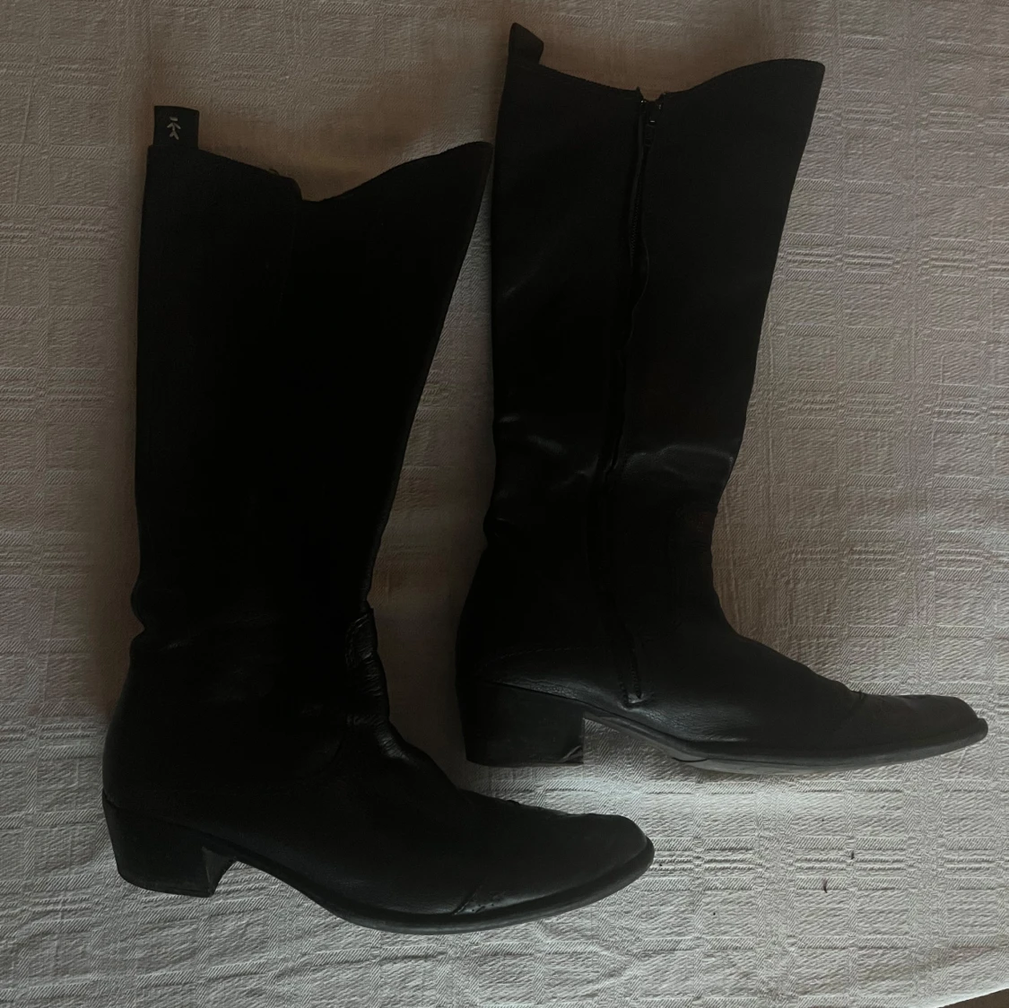 Svarta stövlar med dragkedja