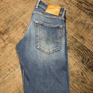 Replay Jeans - Säljer dessa riktigt snygga jeans ifrån replay i modellen groover. Riktigt sköna jeans i en snygg färg. Använda men inga skador. Nypris: 1599kr