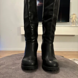 Tervolina Italienska Svarta stövlar med klack - Tervolina Italienska Svarta stövlar med klack.  Snygga svarta stövlar i skinn med klack och dragkedja. Perfekta för en stilren look. De har en klassisk design som passar till många olika outfits.