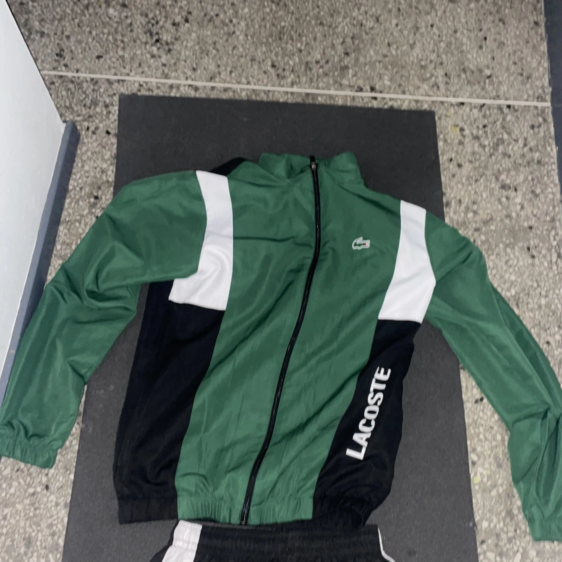 Grön och svart träningsjacka från Lacoste - 4