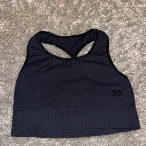 Sport topp stl L - En fin tränings topp/BH från lager 157. Knappt använd 