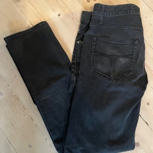 Tiger of Sweden Jeans  - Säljer ett par skitsnygga Tiger of Sweden jeans i den populära modellen Pistolero. Säljer de då jeansen är för stora för mig. Funkar skitbra året om med alla outfits. defekt förekommer därav bra pris.