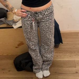 Leopardmönstrade jeans  - Snygga leopardmönstrade jeans med loose fit och låg midja. Perfekta för en avslappnad stil med en touch av vildhet. 