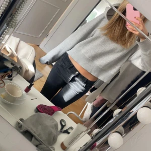 Grå Hoodie från zara - Super fin grå hoodie från zara som ej kommer till användning. Inga defekter och jag har i vanliga fall s i tröjor.