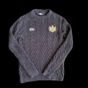 Svart stickad tröja från Morris - Säljer en sjukt fet svart kabelstickad tröja från Morris. Tröjan har broderad logotyp och text på bröstet. Perfekt för kyligare dagar. Fråga gärna om du undrar något!  Köpt för 1500 kr. Smäll gärna iväg ett prisförslag! Mvh Distinguished Gentlemens Club🎩