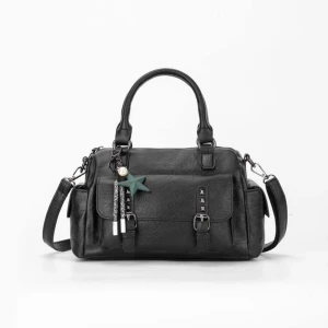 Svart väska  - Snygg svart axelväska i skinn med praktiska handtag och avtagbar axelrem. Väskan har en dekorativ stjärndetalj som är avtagbar och flera fickor med dragkedja för extra förvaring. Perfekt för att bära med sig det viktigaste med stil. Helt ny aldrig använt🥰