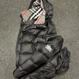 Burberry Puffer ( S ) - Tja! Säljer denna feta Burberry puff jacka som man även kan göra till väst genom dragkedja, Den är i storlek S och är i bra skick bortsett ett litet slitage. Vid frågor osv så är det bara att skicka ett DM / Axel.