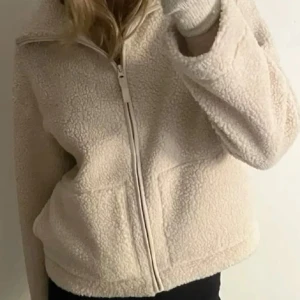 Teddy jacka  - (Första bilden lånad) Säljer denna populära teddy jackan från h&m! Köpte här på Plick men letar nu efter en annan färg 🥰 Har aldrig använts av mig. Skriv vid intresse! 