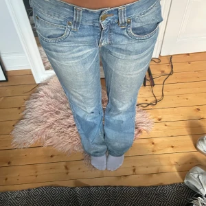 Blå jeans från Lee - Säljer ett par lågmidjade blå jeans från Lee som tyvärr är för stora. 
