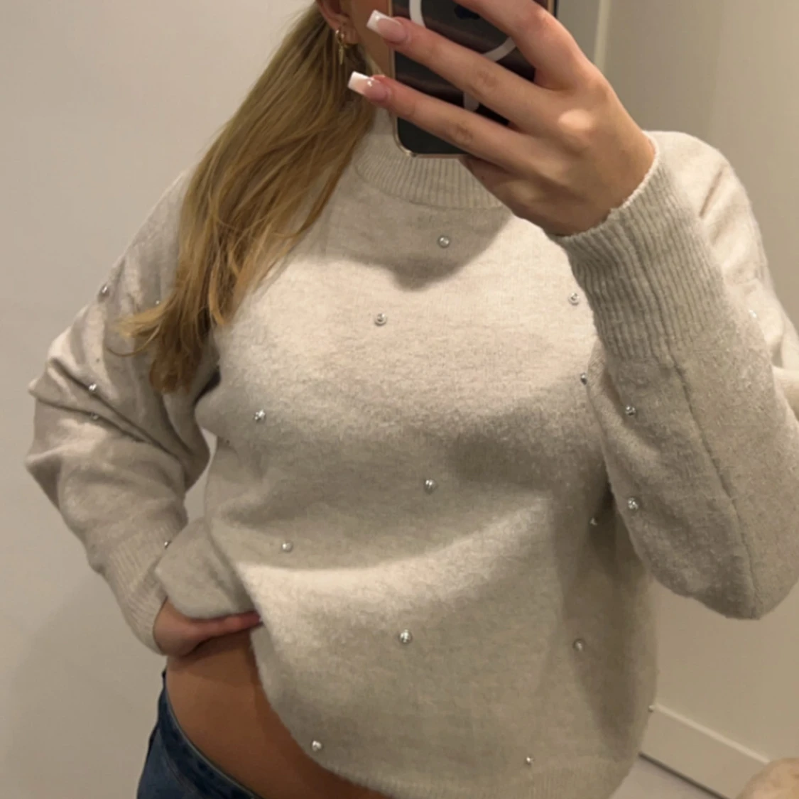 Beige tröja med pärlor