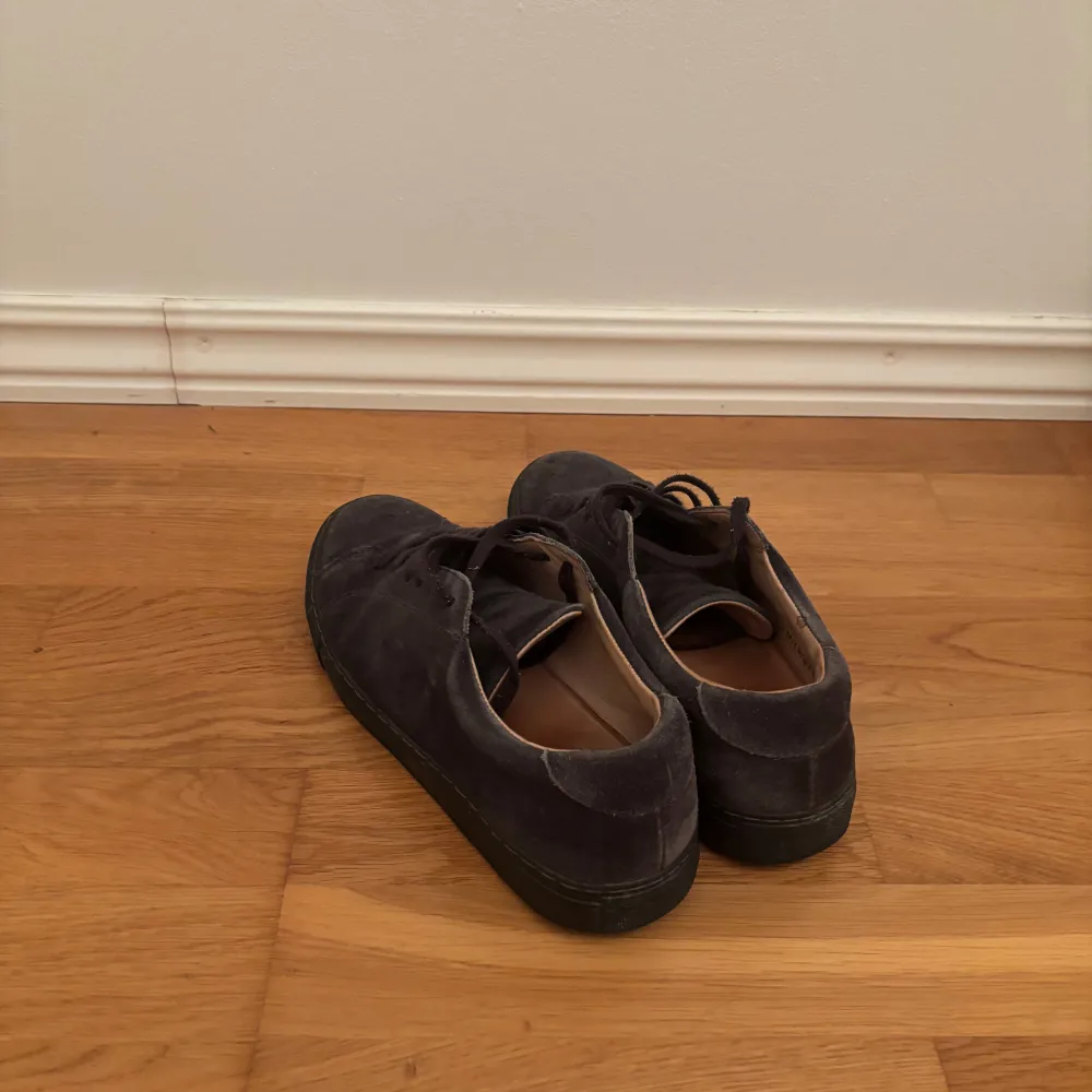 Snygga svarta sneakers med mocka från Myrovist i storlek 40. Skorna har en stilren design med snörning och är tillverkade i ett material som ger en matt finish. Perfekta för en avslappnad stil.. Kengät.