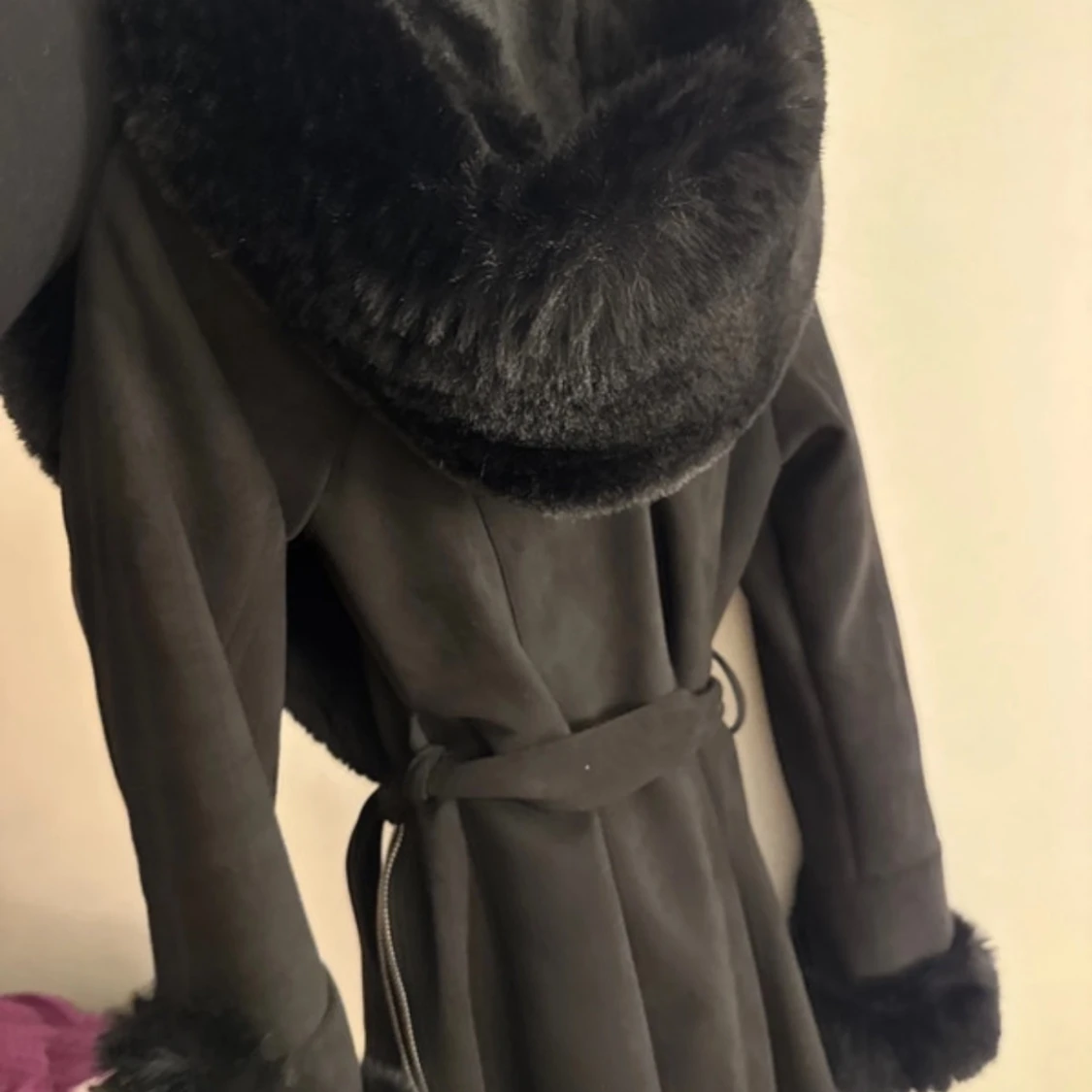 Svart mockakappa med pälsdetaljer - 1