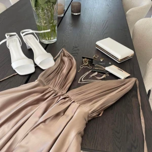 Balklänning ivoryfield - Balklänning ifrån ivoryfield i färgen dark begie/champagne, uppsydd till mig som är 165+7cm klack. Köptes för 2400kr och är enbart använd 1 gång