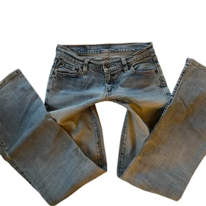 Lowwaist jeans Levi’s - Lowwaist jeans från Levi’s i ljusblå tvätt. Perfekta färgen!! Midjemått 68 cm. Innerbenslängd 74 cm 🫶🏼