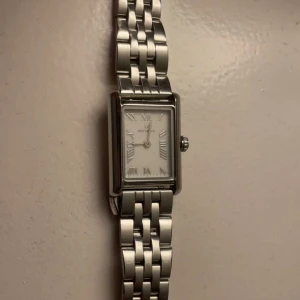 Mockberg Timeless Silver - Helt nyköpt klocka. Köptes vid jul använd ett fåtal gånger. Låda och kvitto finns. Fast pris 1200:- 😁