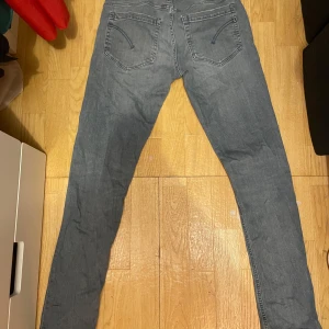 Grå jeansbyxor - Snygga grå jeansbyxor med en klassisk straight fit från Dondup. Perfekta för en avslappnad stil.