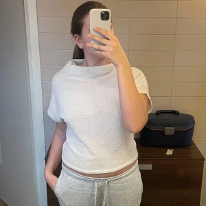 Vit kortärmad topp - Superfin tröja från Gina tricot. Aldrig använd. Den här fina ärmar och jättefin krage💗 Storlek L men passar S/M. Färgen är Off White. Nypris ca 400.