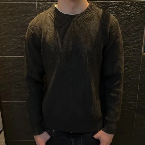 Maison margiela sweater - Tja säljer en riktigt fet sweater ifrån maison margiela den är perfekt nu inför de kallare vädret och kommer hålla dig varm. Storlek S. Modellen är 183cm och väger 74kg. Skriv för mer frågor eller funderingar😁Inte säker på äkthet