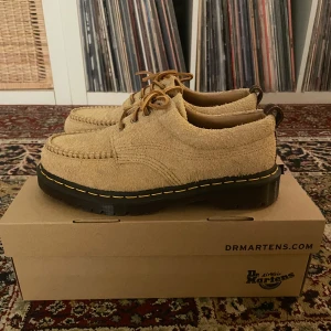 Dr.Martens Lowell skor - Dr.Martens Lowell skor bara använda en gång, box finns kvar. Skriv om du har frågor!!