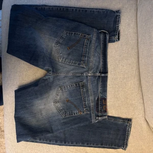 Dondup George - Säljer ett par Dondup George jeans i mycket bra skick. Använda sparsamt! Riktigt najs wash. Skriv om du har några frågor Storlek 35