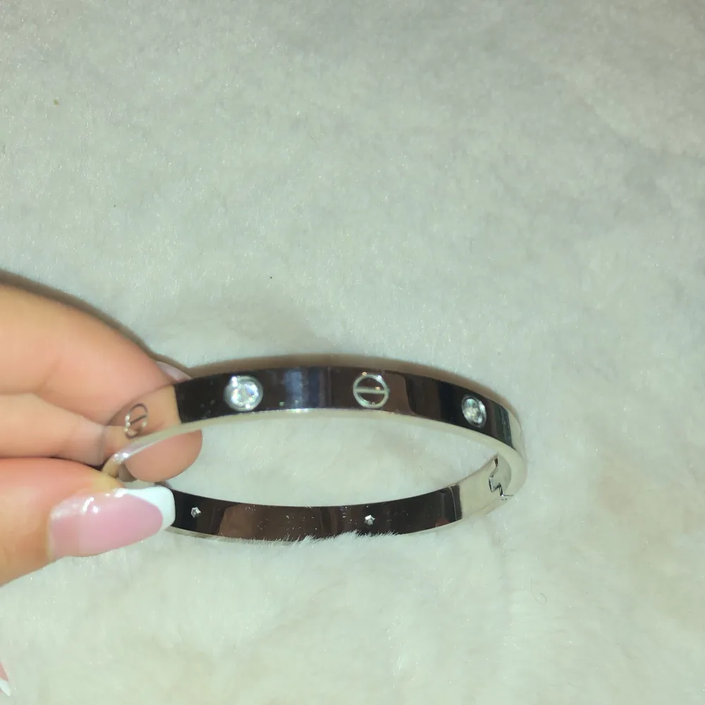 Ett super fint och elegant armband som maxar upp outfiten!. Asusteet.
