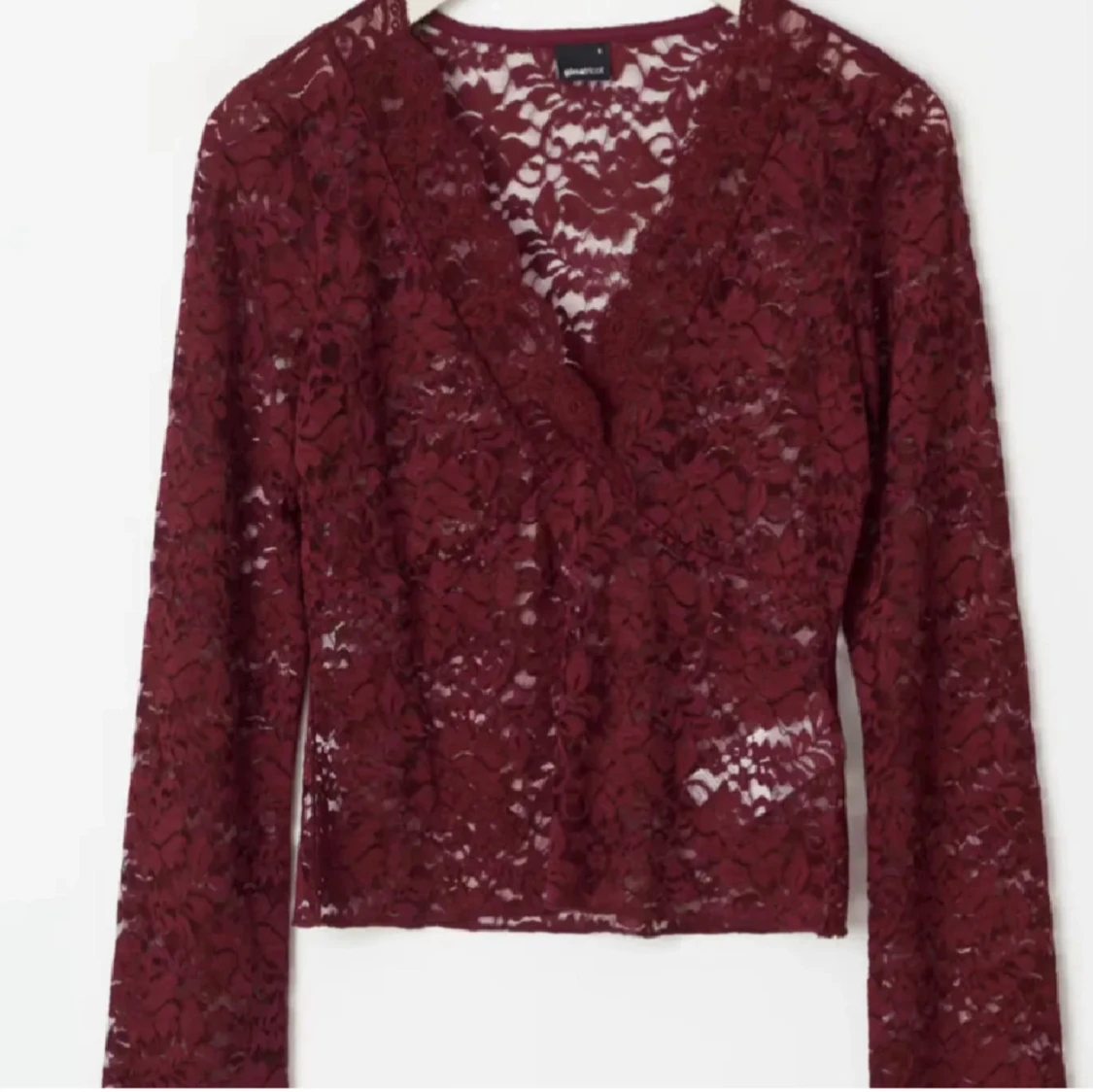 Vinröd spetsblus från gina