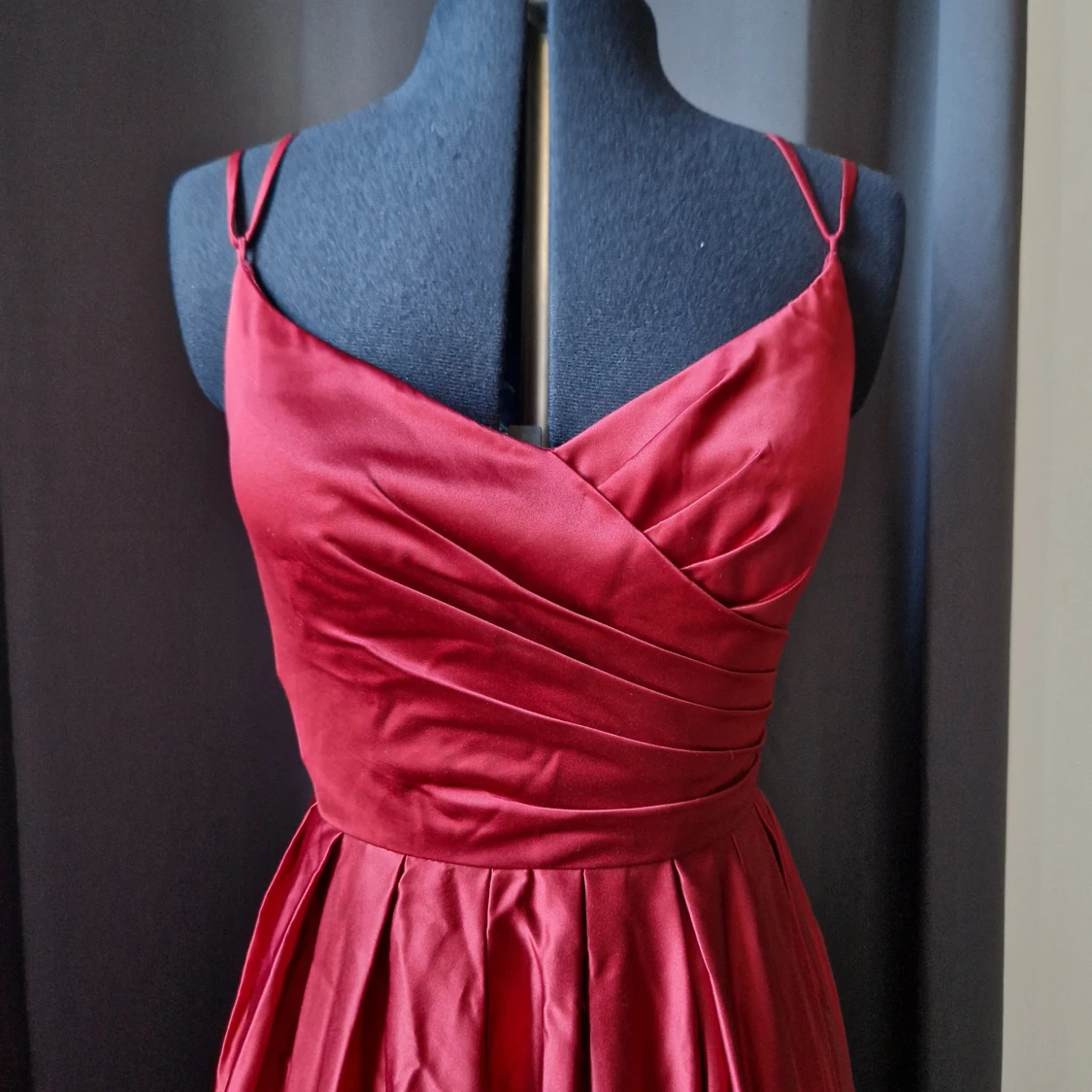 Vinröd långklänning med smala axelband - 1