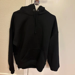 Svart hoodie - Säljer min svarta hoodie från Bikbok i storlek XS. Köpte den nyligen så använd väldigt få gånger.