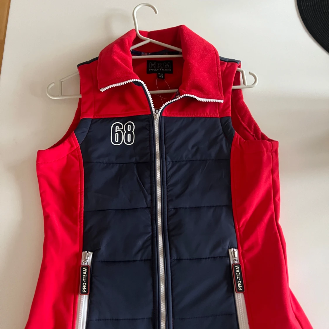 Röd och marinblå väst från Pro-Team