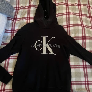 Svart hoodie från Calvin Klein  - Säljer hoodie från Calvin Klein, då den inte används och är för liten. Använt några få gånger men är i mycket bra skick. 
