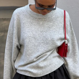 Nelly stickad tröja - Supermysig stickad tröja från Nelly❣️Strl XS, men en aning oversized. Sparsamt använd, säljer då den inte kommer till användning längre!