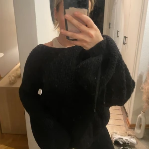 Stickad tröja - Stickad tröja med djup rygg💕