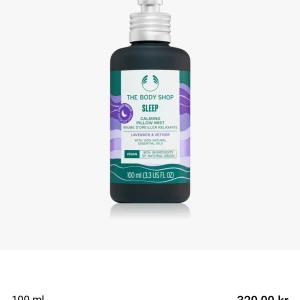 Sleep Calming Pillow Mist från The Body Shop - Säljer en Sleep Calming Pillow Mist från The Body Shop. Den innehåller lavendel och vetiver eteriska oljor och är vegansk. Flaskan är 100 ml och har en praktisk sprayfunktion. Perfekt för att skapa en lugnande atmosfär vid sänggåendet.