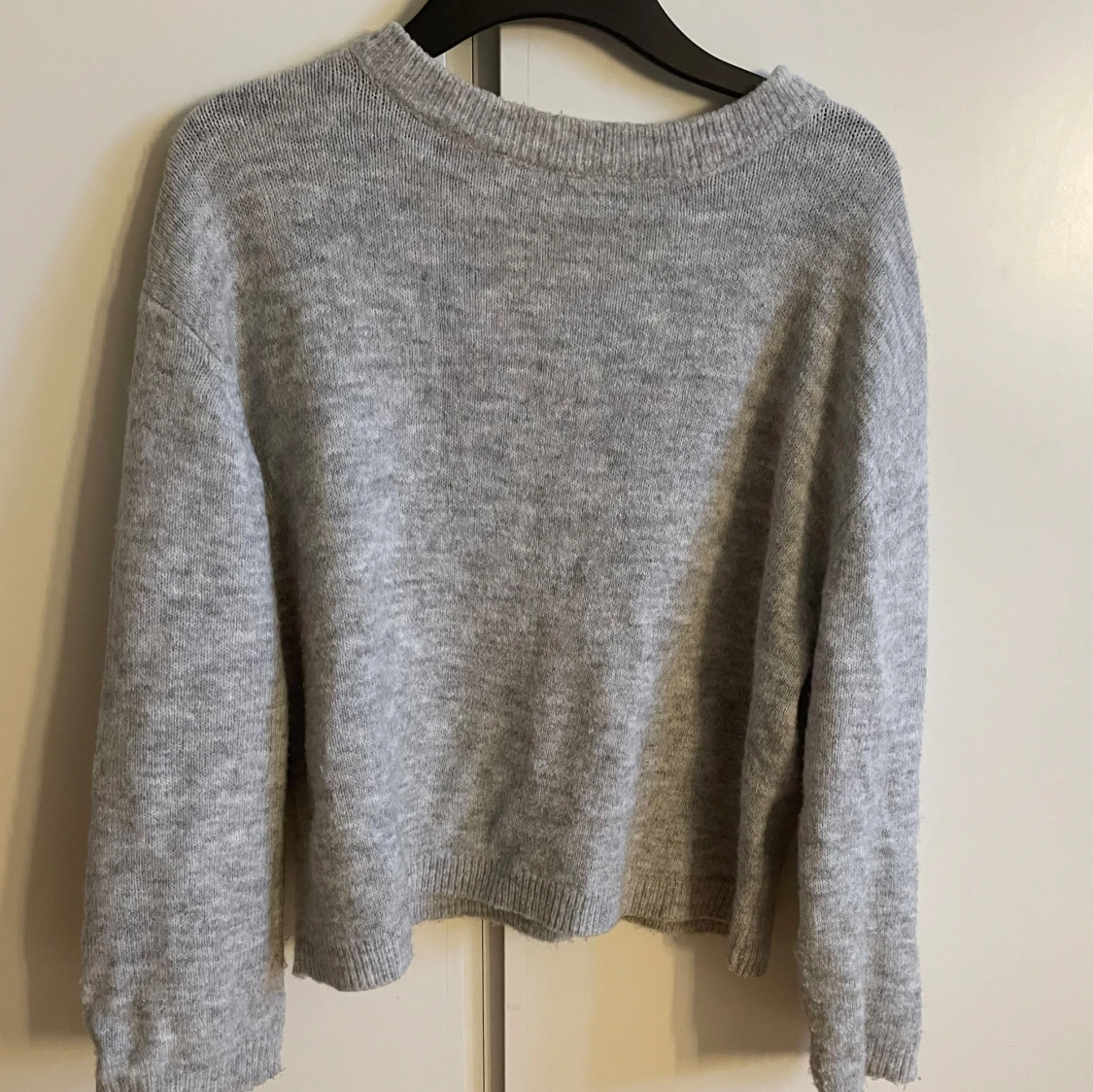 Grå stickad tröja