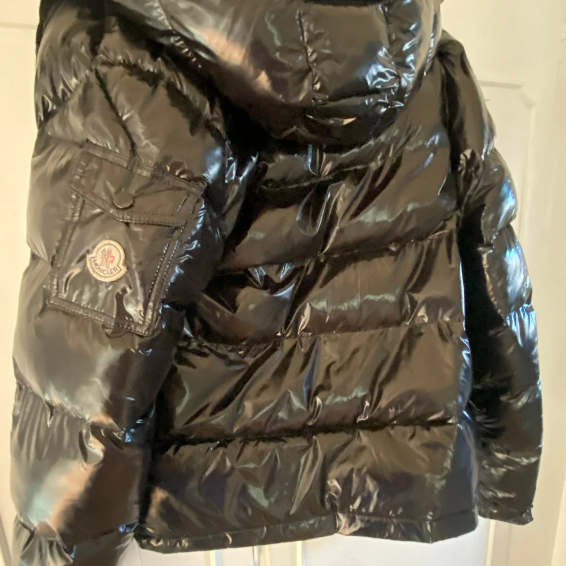 Svart glansig pufferjacka från Moncler - 4