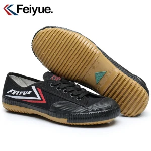 Svarta sneakers från Feiyue - Legendariska svarta sneakers från Feiyue. Blivit riktigt inne i USA där kändisar bär dem på galor och basketspelare kört dem i NBA. Perfekta för street, gym wller kampsport. Dessa är originalet från Top One, Shanghai. Har 100 år historia i Kina och bärs bl.a. alltid av Shaolinmunkar när de gör sina uppvisningar. Jäkligt coola sneakers. Helt nya och oanvända.  